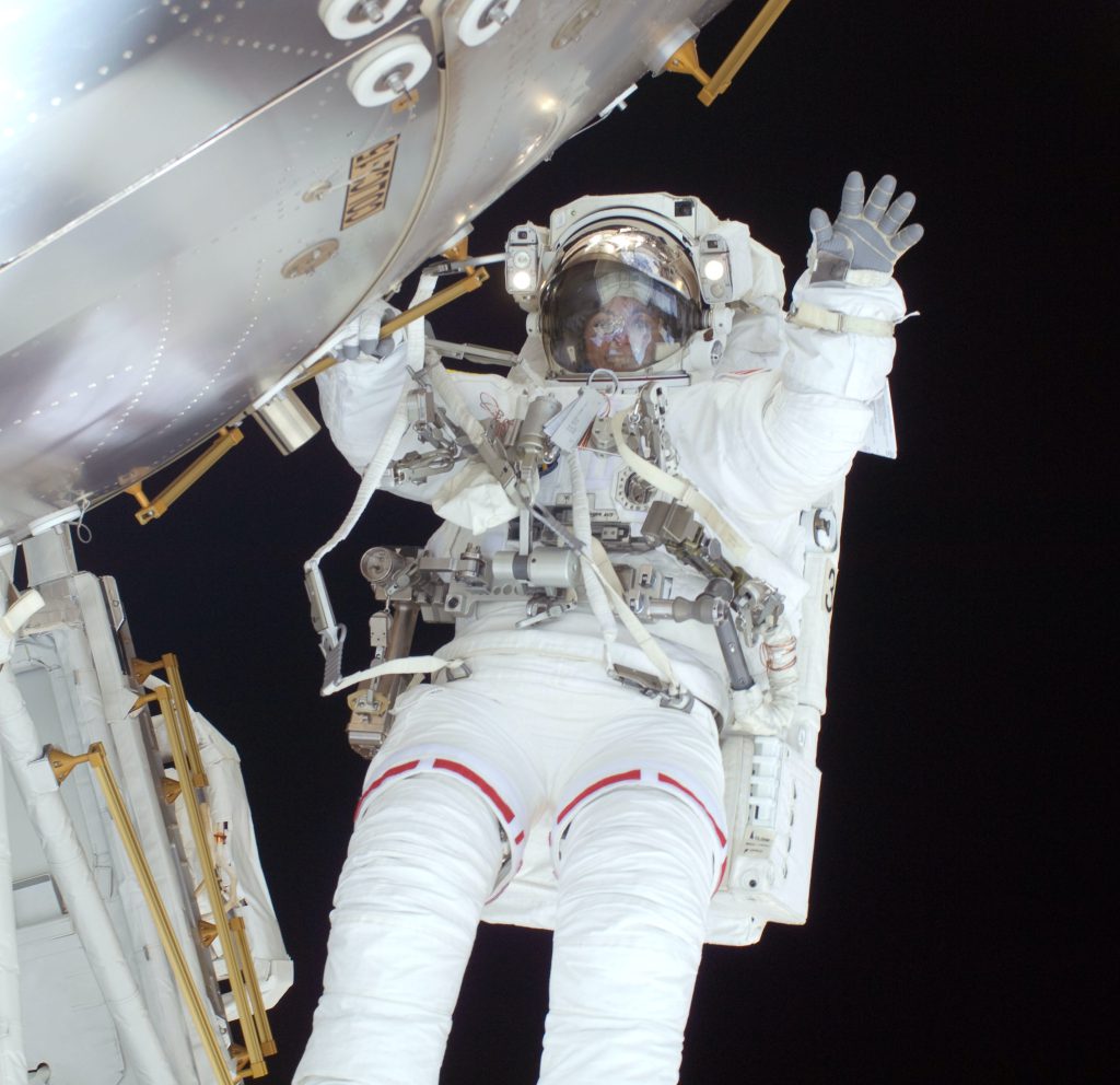 La famosa astronauta Nicole Stott, durante su carrera en la NASA, vivió y trabajó en el espacio durante más de tres meses y bajo el mar durante tres semanas. También es artista, dirige la fundación 